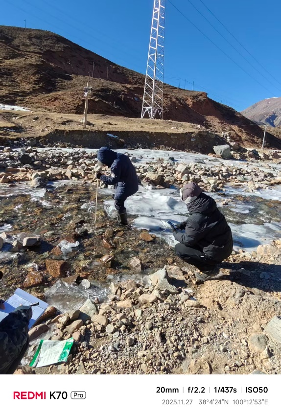 图2 河冰厚度测量与现场记录