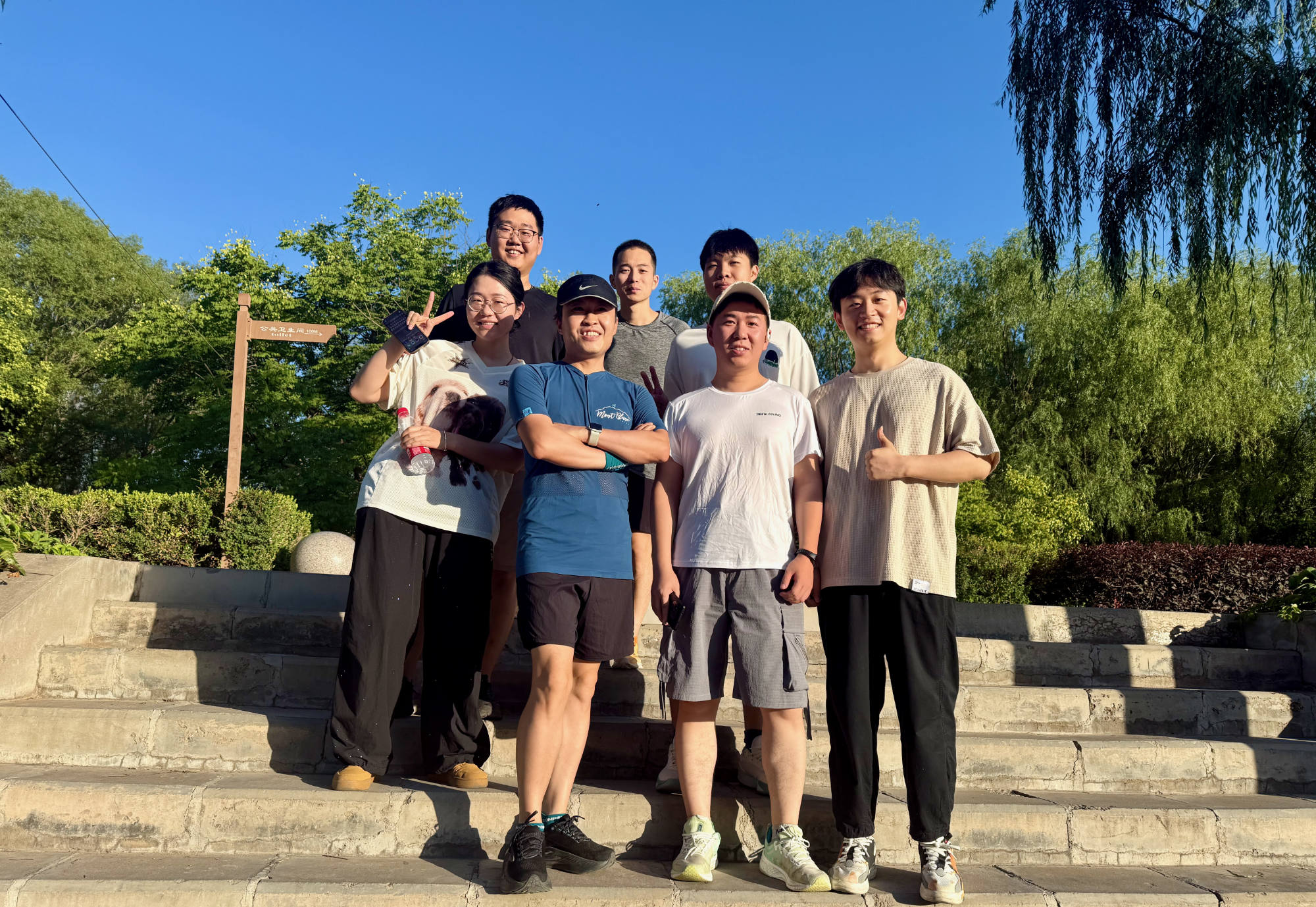 团队成员晨跑合影